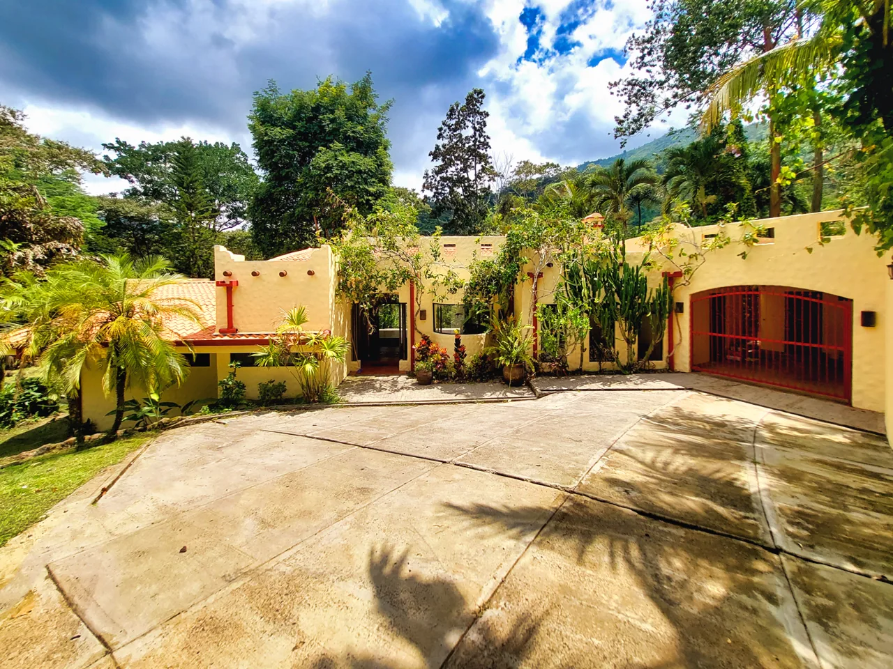 3 BR Puriscal Mountain Home with Waterfall