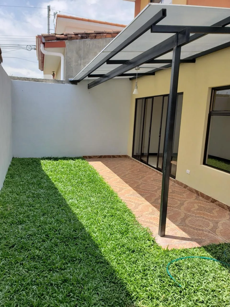NEW 3 BR Santo Domingo de Heredia Townhouse – 2 floors