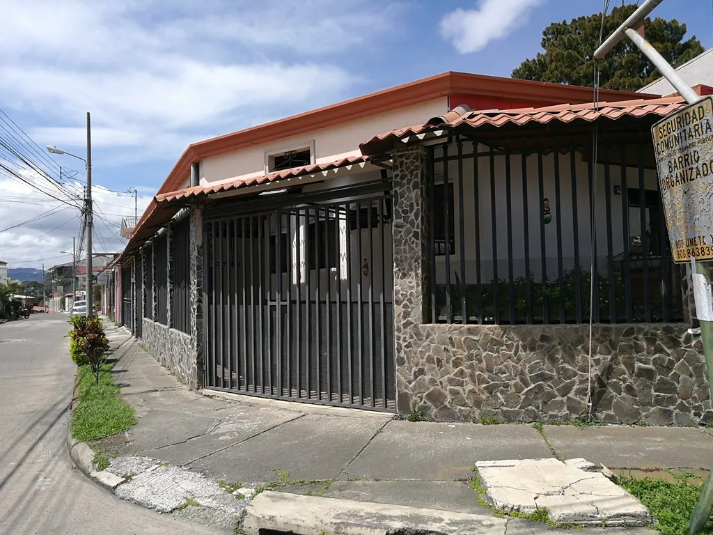One story corner home for sale in Tibas