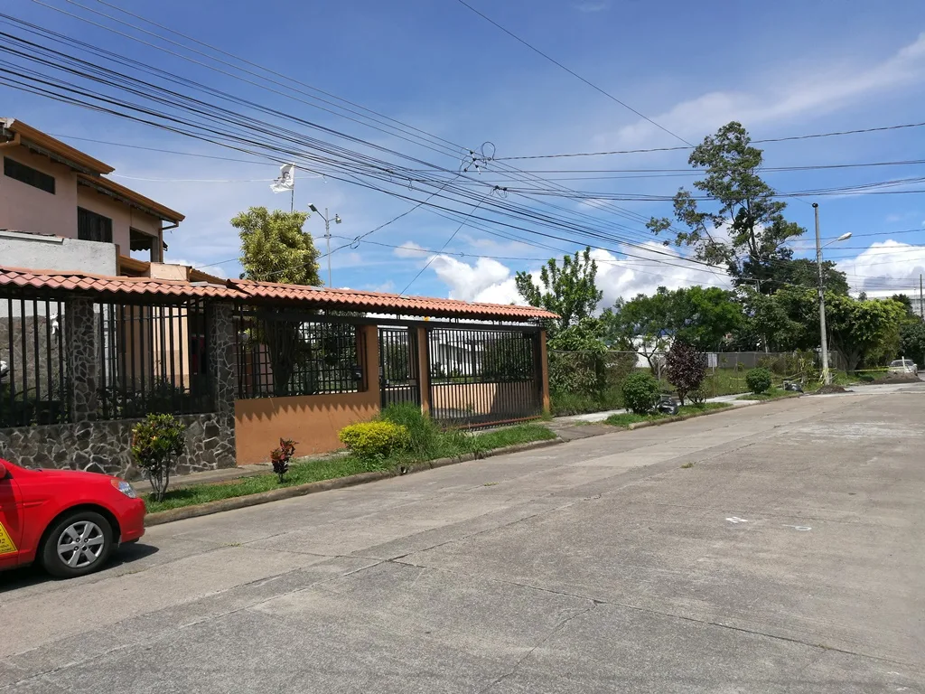 One story corner home for sale in Tibas — photo 2