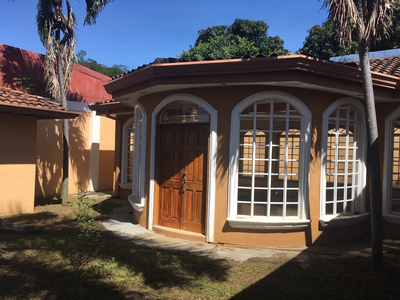 Santa Ana Colonial House with Your own sports club in a quiet community