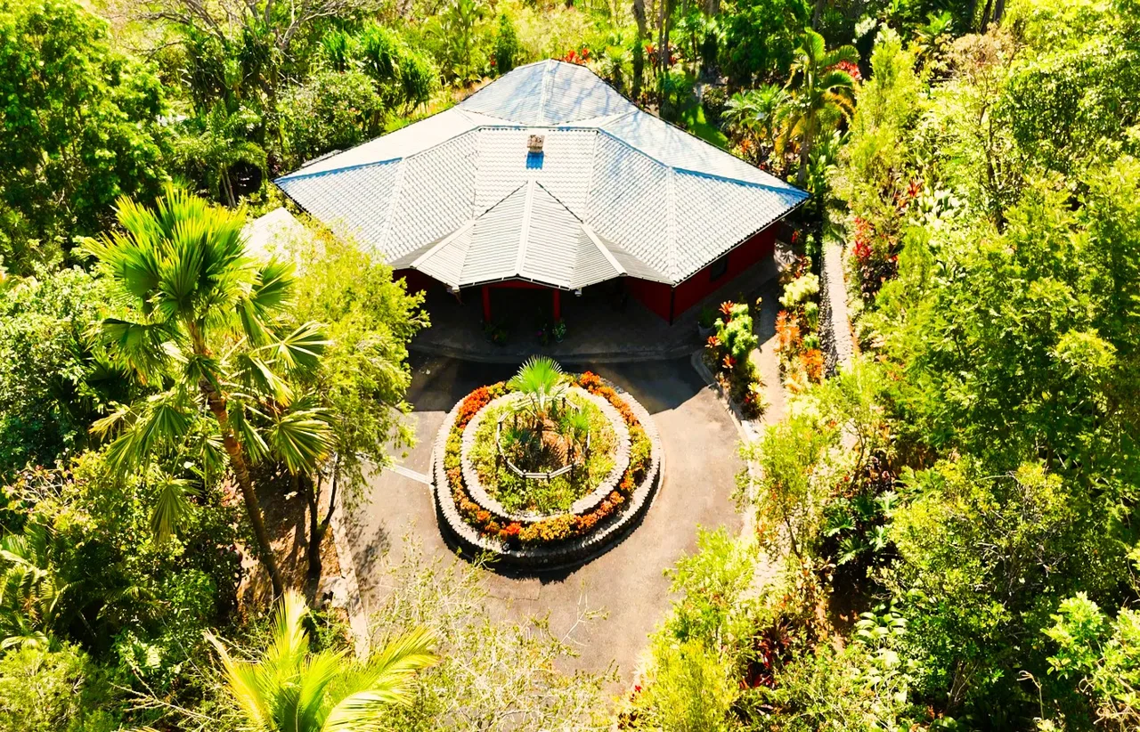 Unique Atenas Garden of Eden Home with separate Guest house