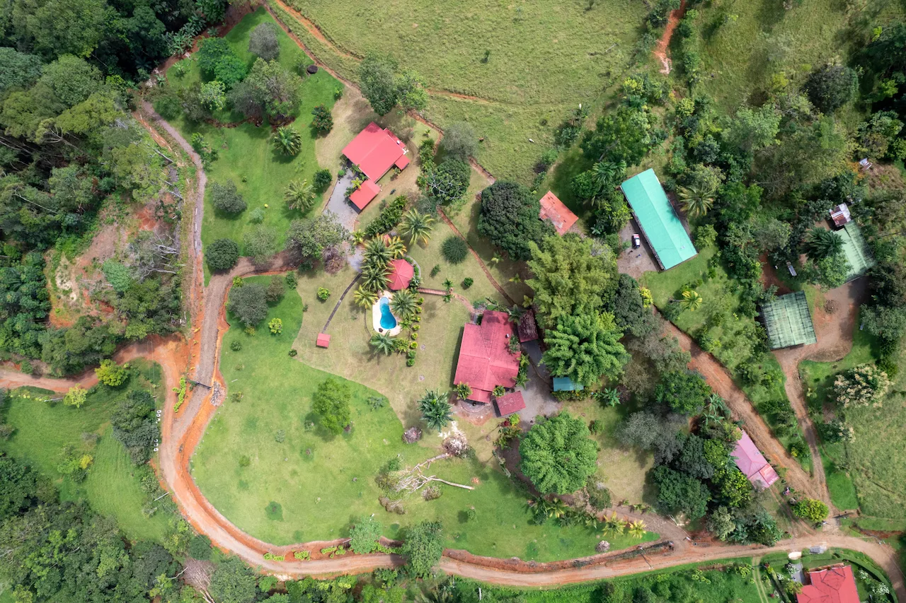 Turnkey 3 BR Baru Mountain Home with 2 BR Guest Cabin