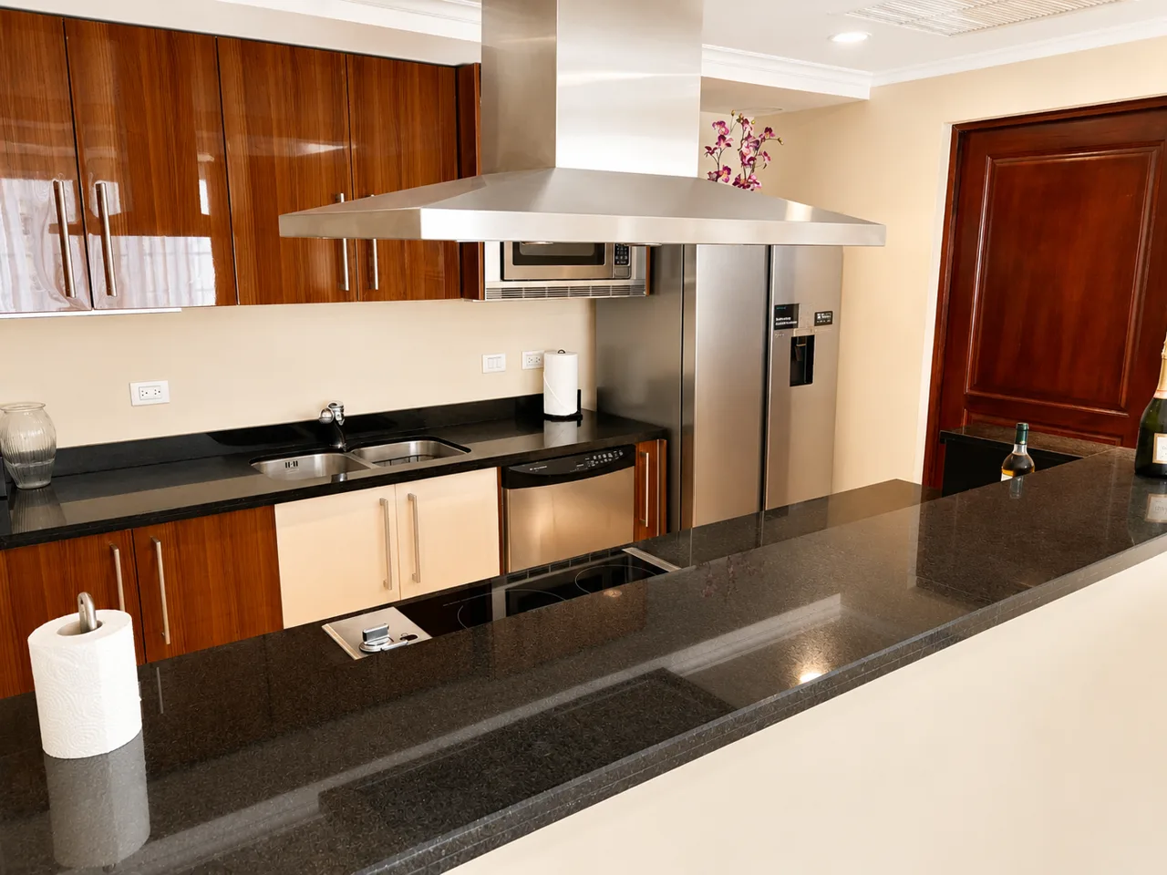 Urban Living in El Cortijo: Luxury 1-Bedroom Apartment in the Heart of Escazú