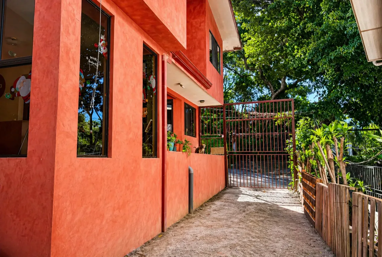 Ciudad Colon 3 BR Home with Office and Large Garden