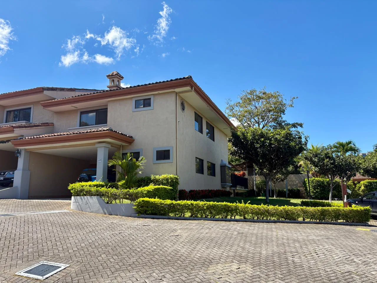 Spacious 3 BR + Office El Cortijo Corner house in Condominium