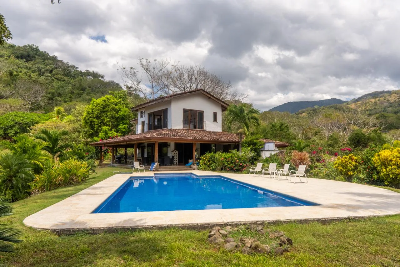 Luxurious 3 BR Mountain Home and Guest in Coastal Paradise