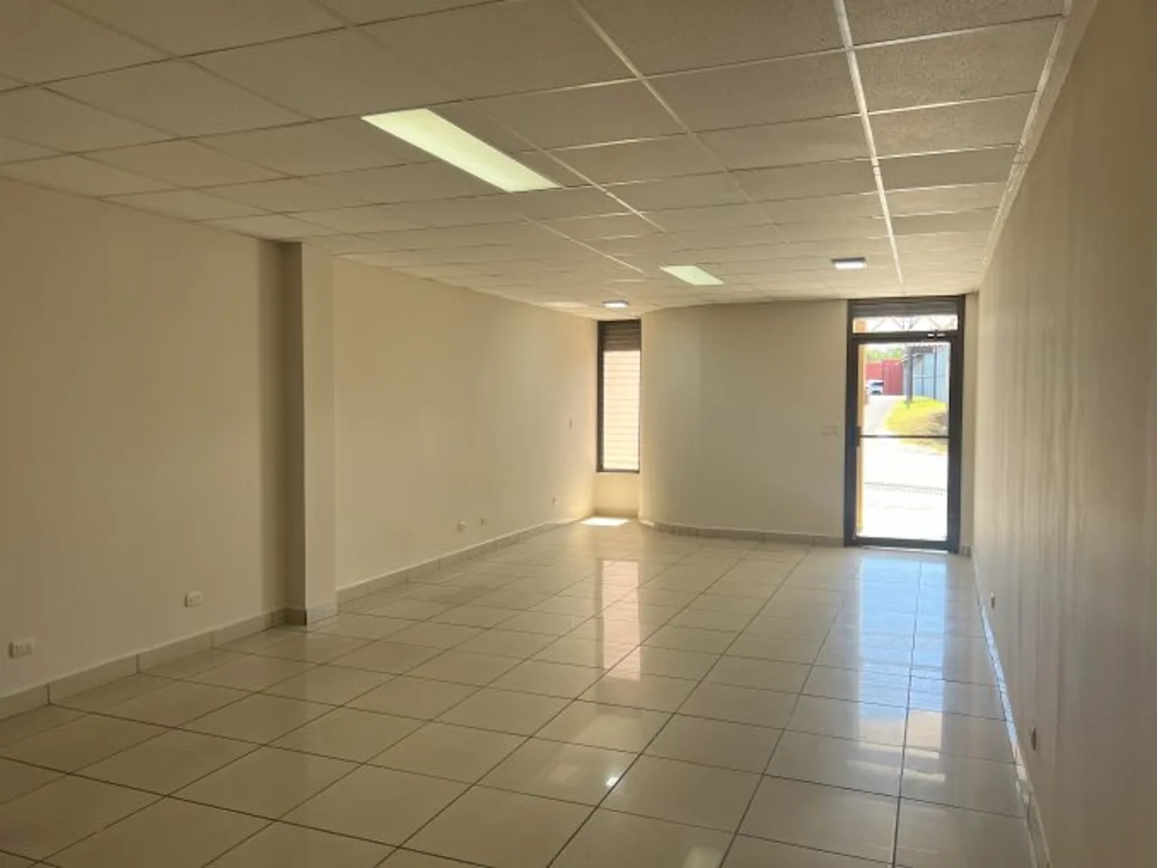 Versatile Guadalupe Commercial Space with Independent Units — photo 4