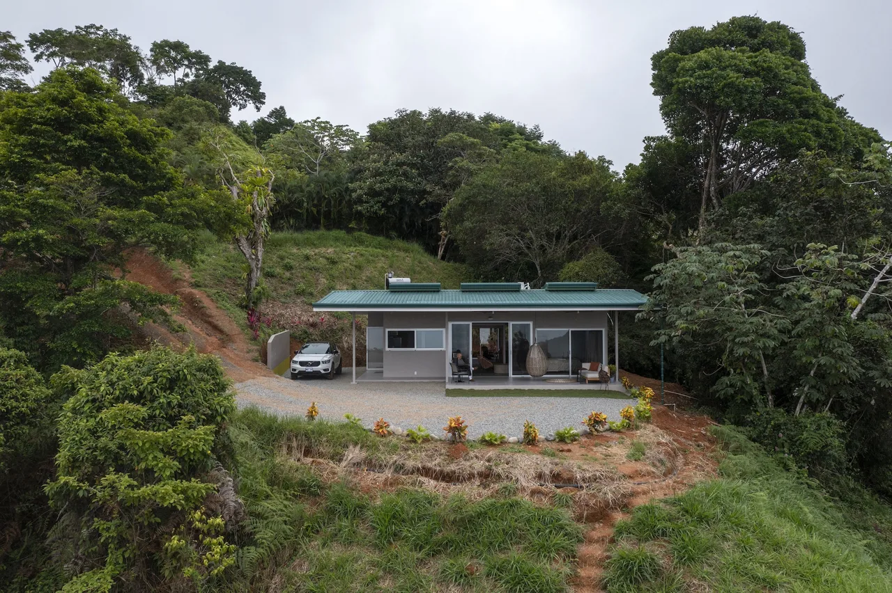 Dominical Ocean View 2 BR with 2 building sites