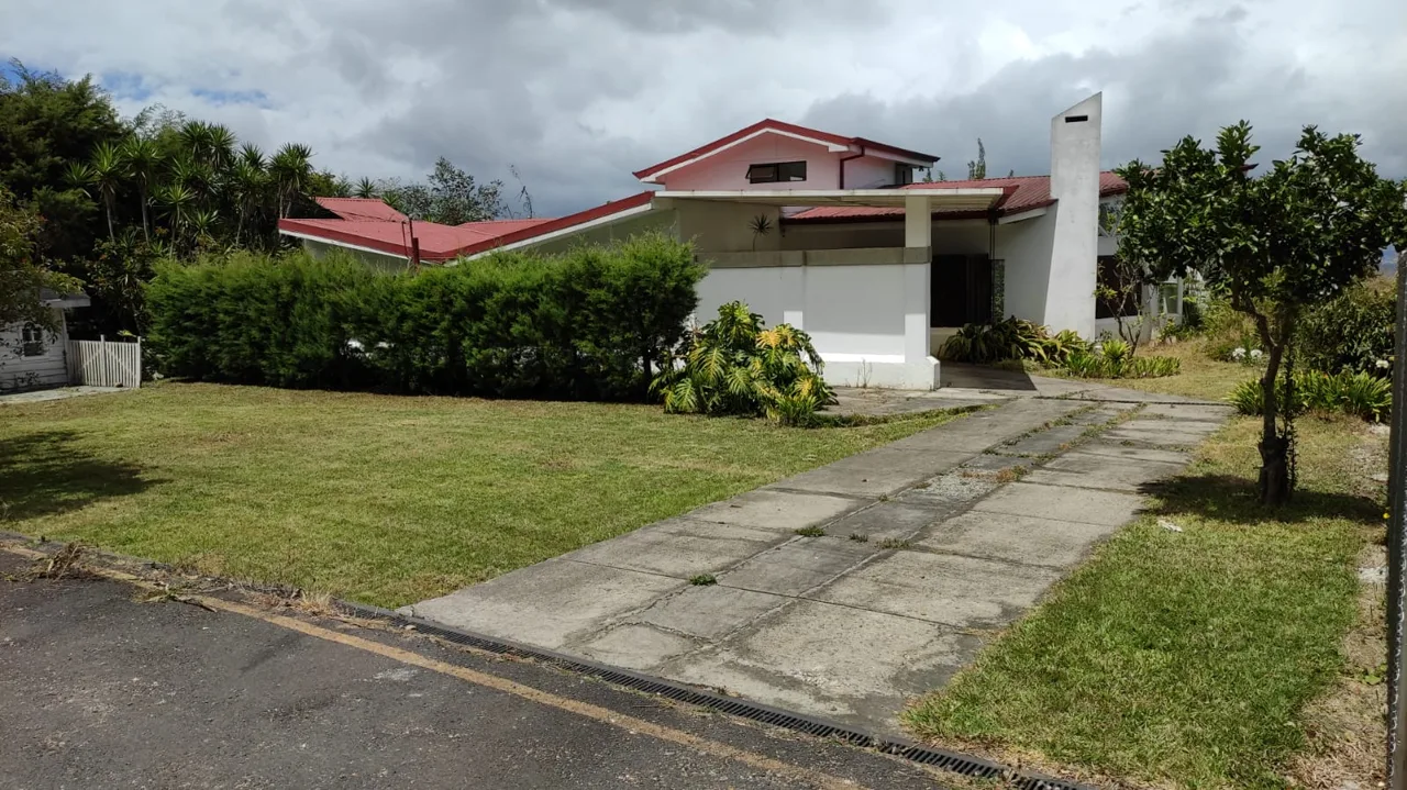 Beautiful 3 BR house in the Aserrí mountains on large lot
