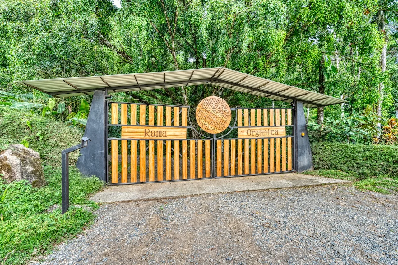 9-House Tinamastes Retreat Center on 62 Acres