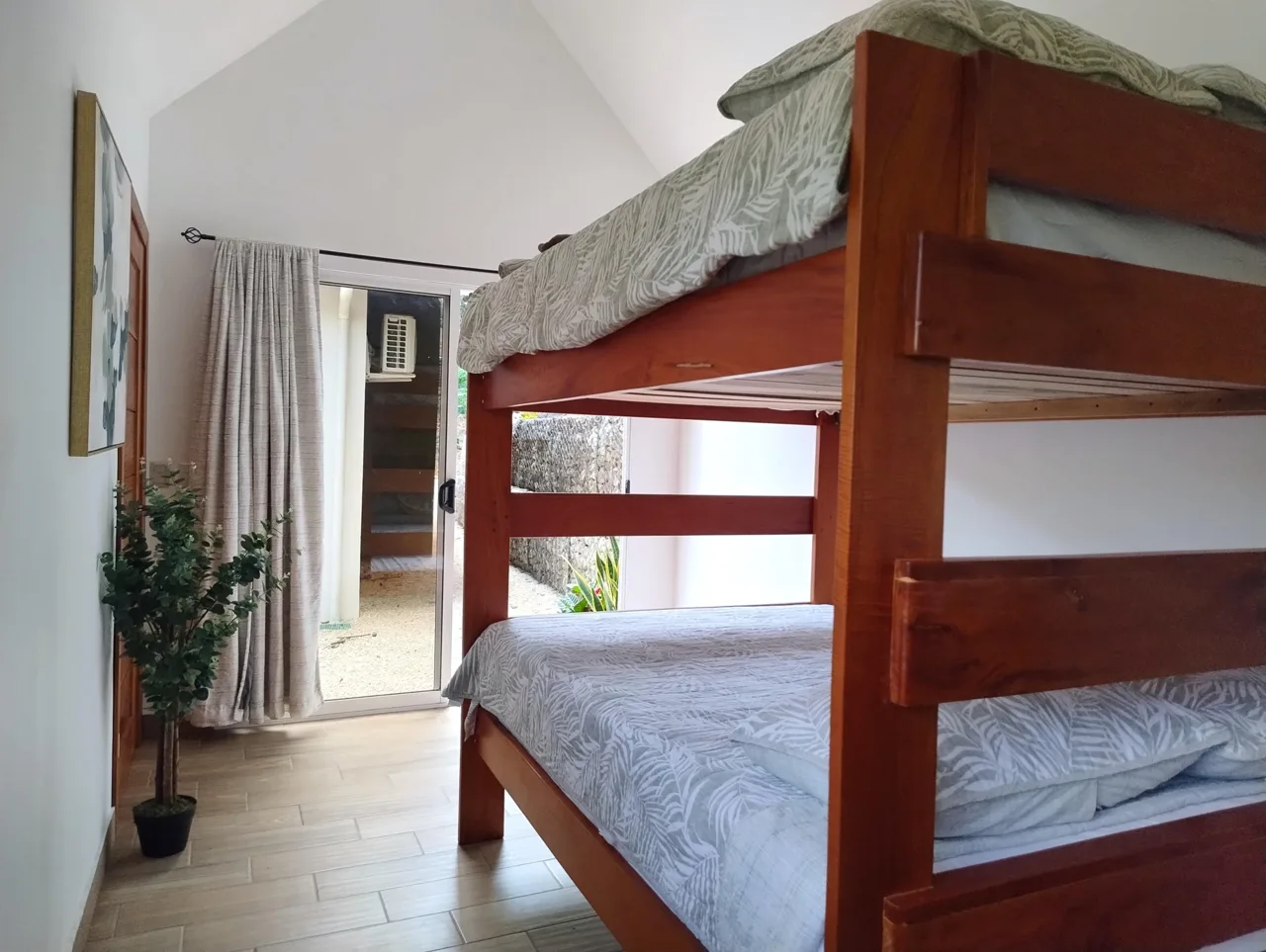 Playa Samara Modern 3 BR house with Pool and Guesthouse