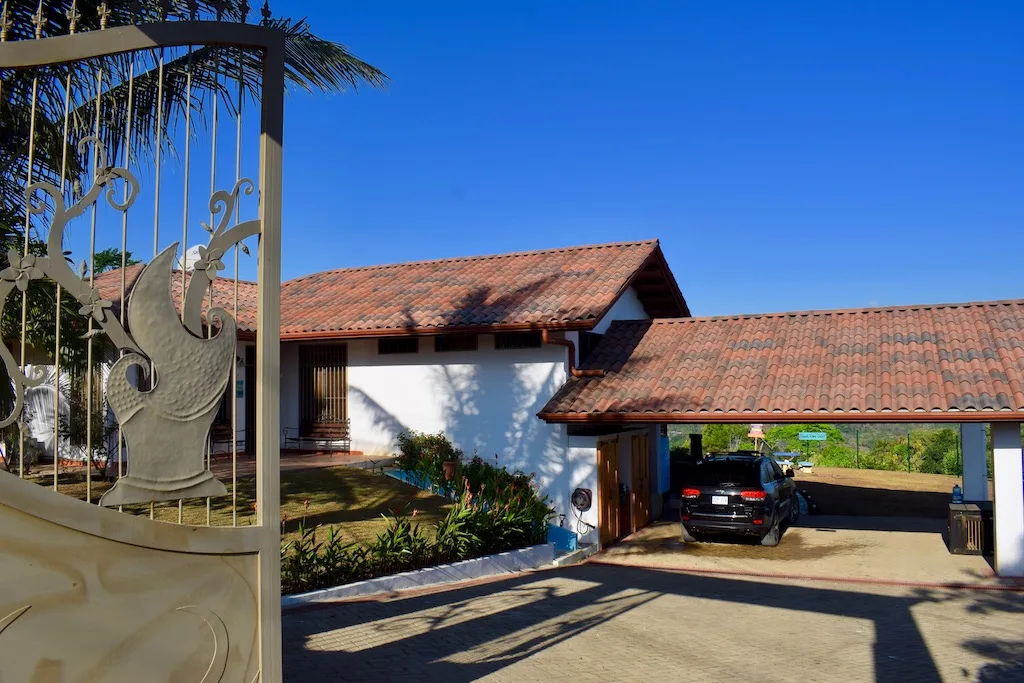 San Isidro del General Modern 2 BR View Home with Pool