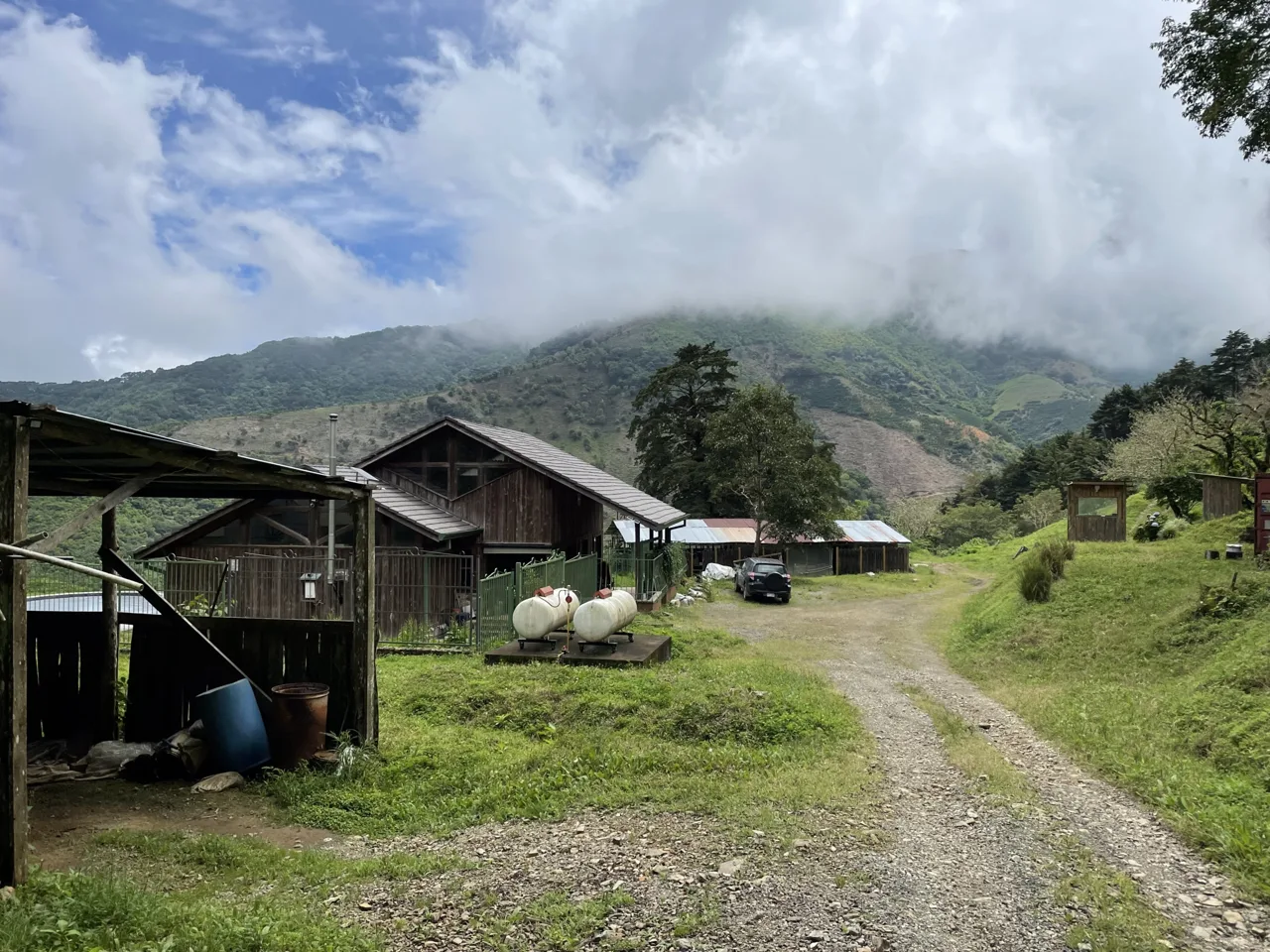 Magnificent 618 Acre Tarrazu Coffee Farm with processing plant, photo 3