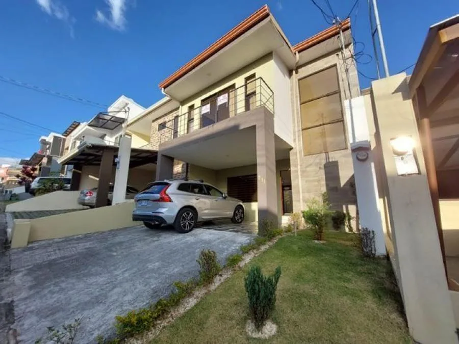 CASA DE DOS PLANTA Y AMPLIO JARDIN EN CONDOMINIO TERRAFE RAH 231907 - Venta en Heredia