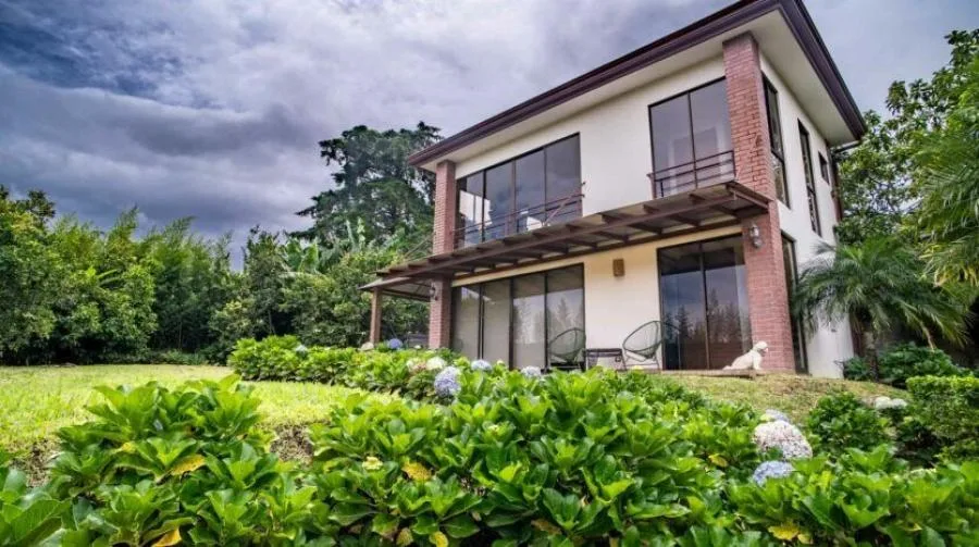 Venta de casa con apartamento independiente en San Rafael, Montes de Oca $590,000 #FR004  - Venta en Montes de Oca