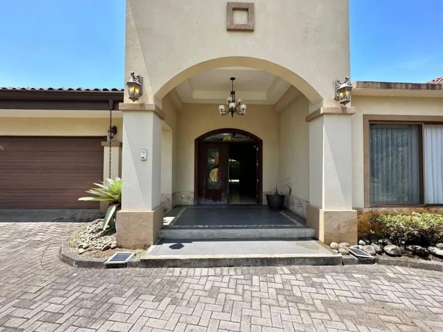 CASA EN VENTA EN RIO ORO, SANTA ANA RAH 233263 - Venta en Santa Ana