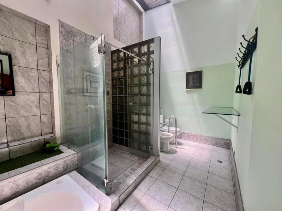 Venta de Amplia Casa en Uruca, San José. RAH 25-528 - Venta en Uruca — photo 4