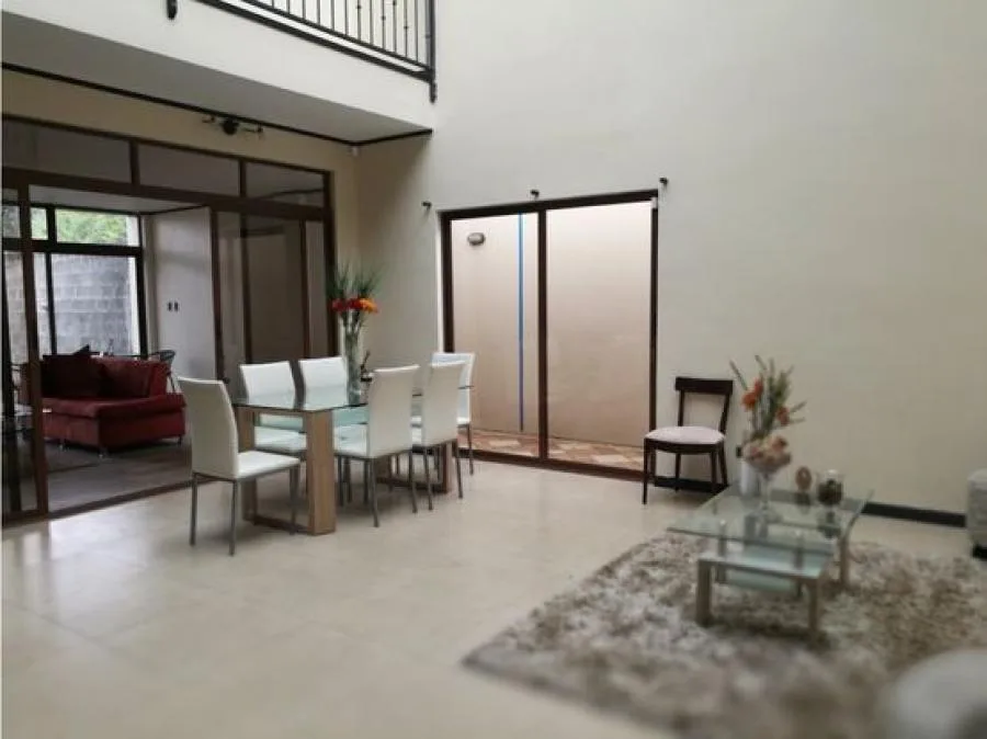 SE VENDE AMPLIA Y MODERNA CASA EN CONDOMINIO EN HEREDIA - Venta en Heredia