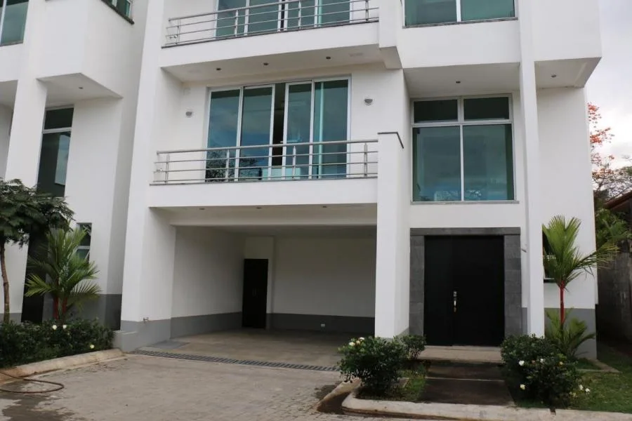 venta de casa en san jose escazu guachipelin - Venta en Escazú