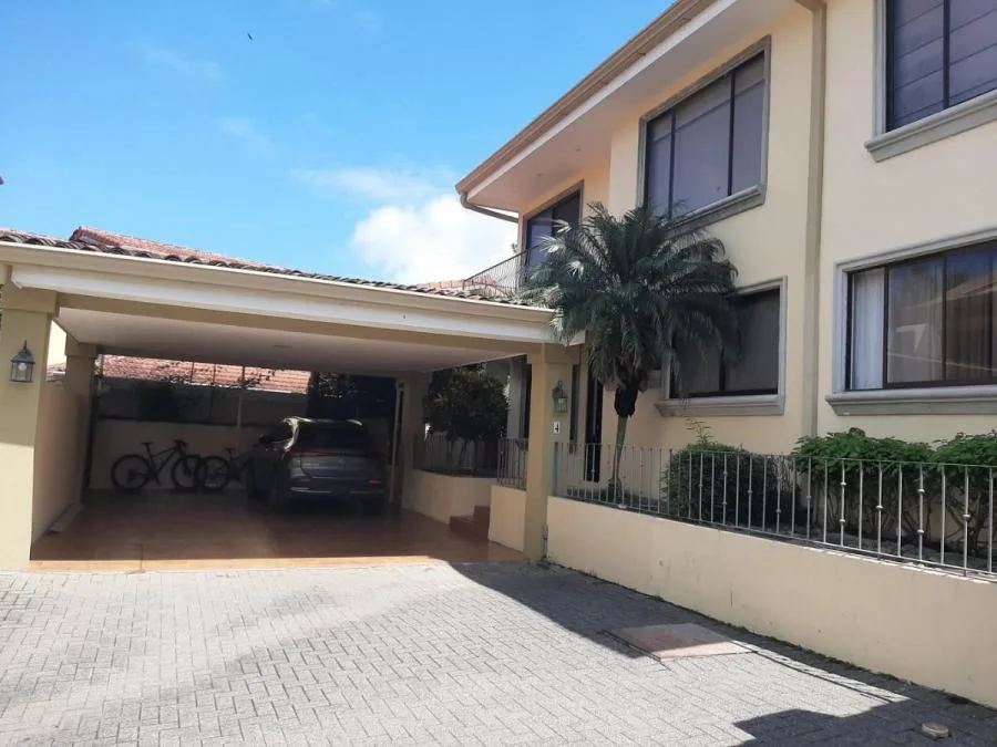 CASA EN VENTA EN SANTA ANA, MLS #25-114 - Venta en Santa Ana