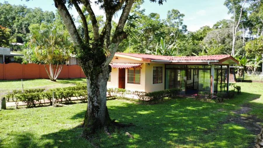 SE VENDE CASA EN PUEBLO NUEVO ,PEREZ ZELEDON, COSTA RICA. - Venta en Perez Zeledón