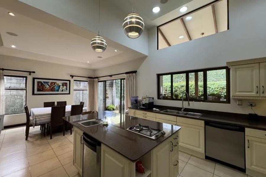 Venta de casa en condominio Los Hidalgos, Santo Domingo de Heredia #CZ003 USD 580 000 - Venta en Santo Domingo — photo 5