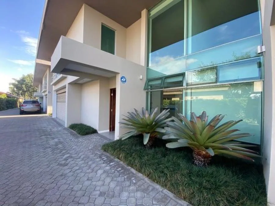Venta de condominio de 4 apartamentos en Escazú - Venta en Escazú