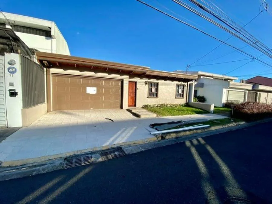 Casa recien remodelada en la mejor zona de Freses, Curridabat RAH 231647 - Venta en Curridabat