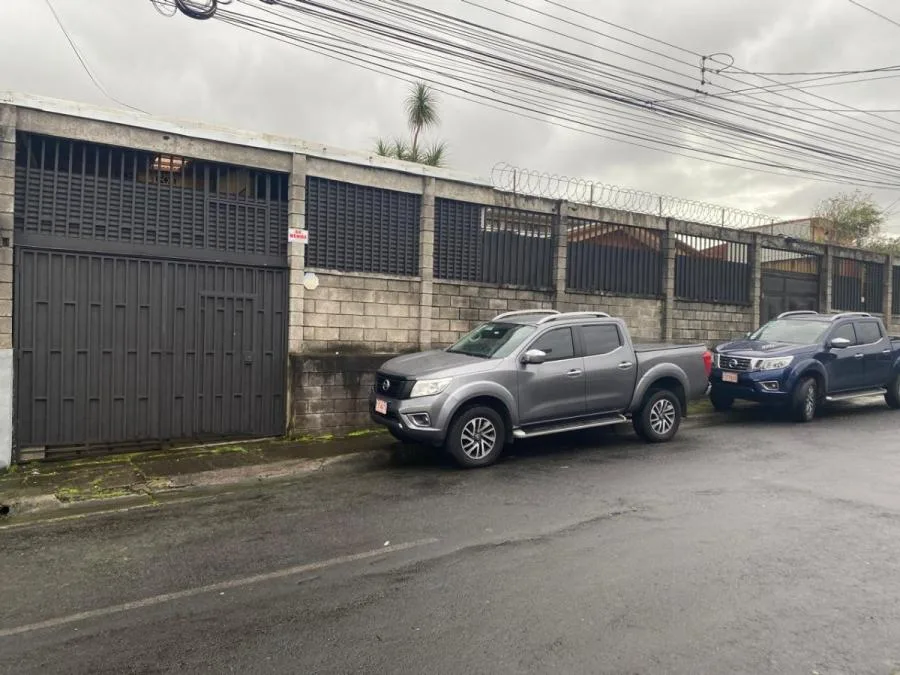 Venta de propiedad con bodega construida, apta para desarrollo de apartamentos, o comercio - Venta en Vasquez de Coronado