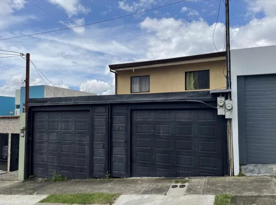 ¡Gran oportunidad de inversión! Esta propiedad única consta de dos encantadoras casas en Venta /OFC - Venta en Goicoechea