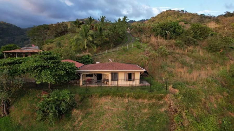 Casa de Campo en Desmonte, San Mateo: Tranquilidad y Naturaleza - Venta en San Mateo