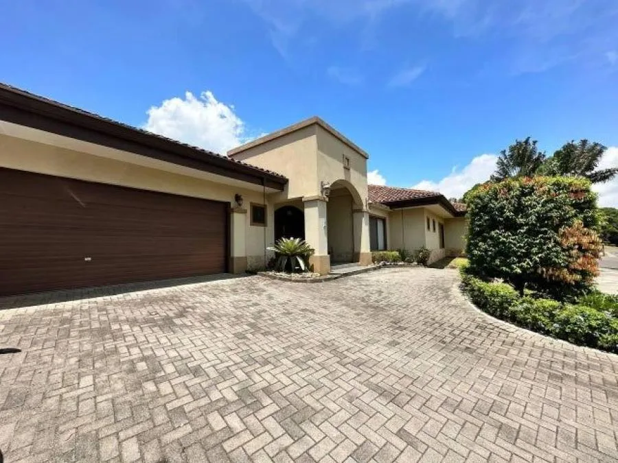 Alquiler de Casa en Rio Oro, Santa Ana. - Alquiler / Renta en Santa Ana