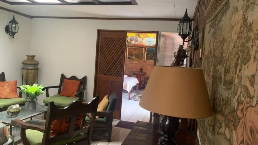 Casa con Local Comercial y 7 Parqueos #26-96 GS - Venta en Montes de Oca