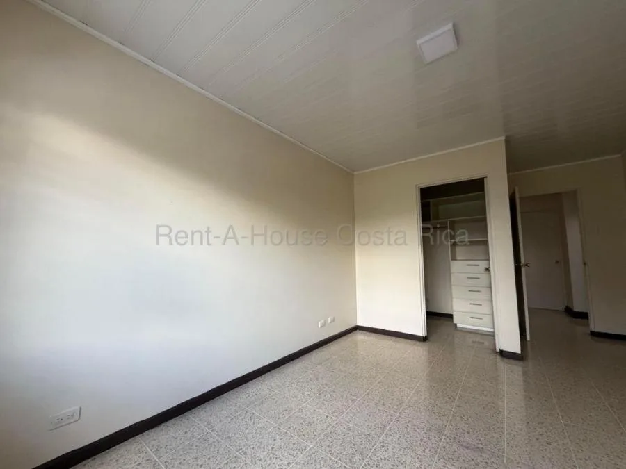 Acogedora casa con patio y excelente ubicación en Sabana Sur #26-1593 GS - Alquiler / Renta en San José — photo 2