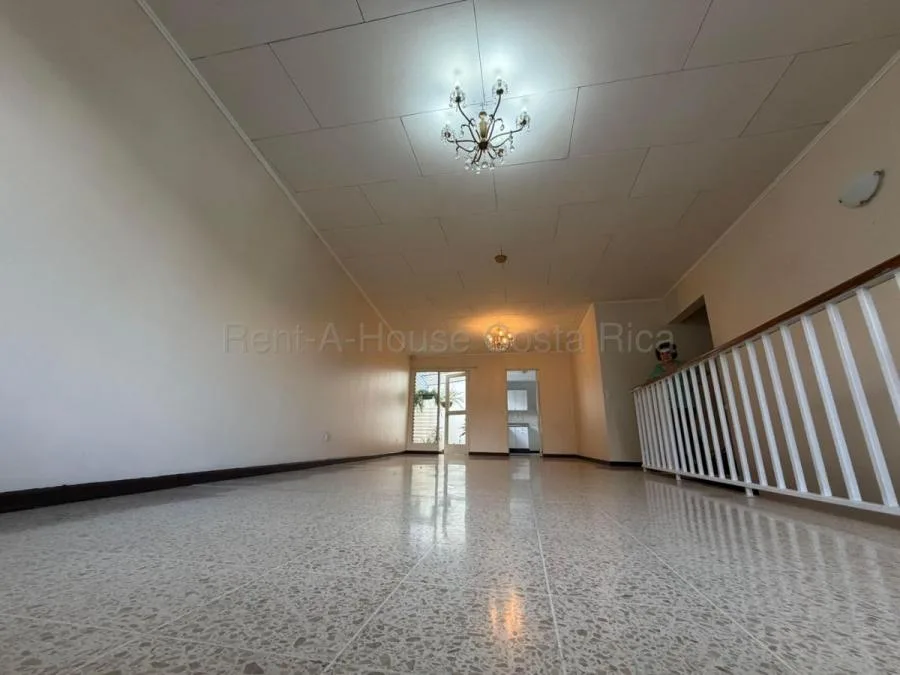 Acogedora casa con patio y excelente ubicación en Sabana Sur #26-1593 GS - Alquiler / Renta en San José — photo 5