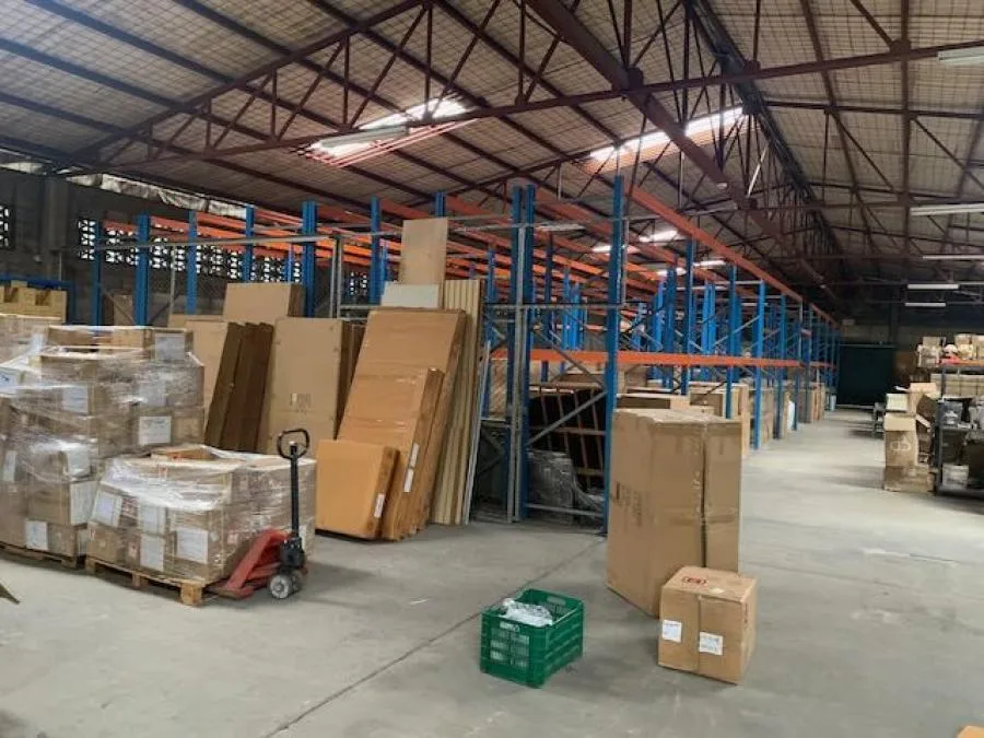 Venta de 2 Bodegas integradas con 6 espacios divididos y 2 espacios de showroom - Venta en Hospital por antigua Yanber