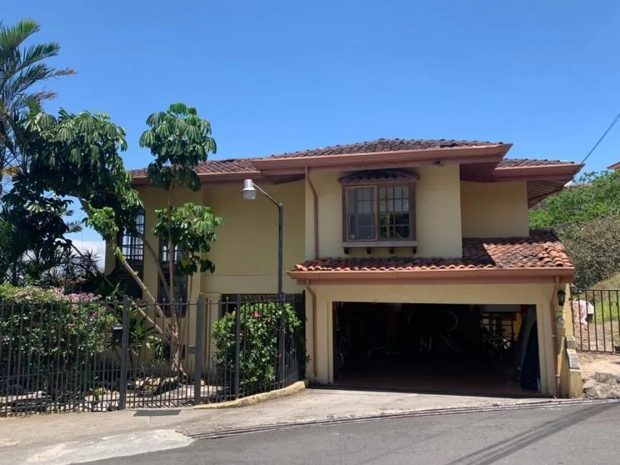 CASA EN VENTA EN SAN RAFAEL DE ESCAZÚ RAH 232641  - Venta en Escazú