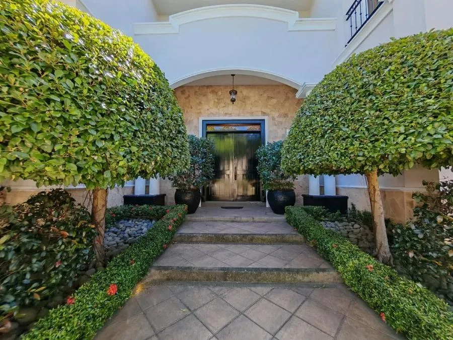 Venta de casa de lujo en complejo Hacienda Del Sol, Santa Ana $820,000 #VB5685 - Venta en Santa Ana