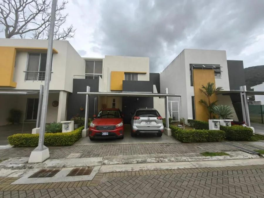 Venta de Casa en Condomio en Santa Ana - Venta en Lindora