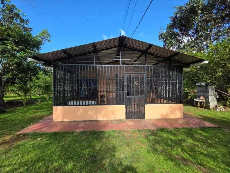 Propiedad con casa, 2 apartamentos y uso comercial en amplio terreno #26-1674 GS - Venta en Sarapiquí