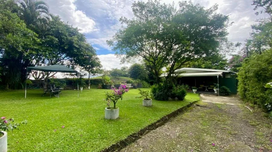 Amplia propiedad rodeada de naturaleza con 2 casas en Escazú.  - Venta en Santa Ana