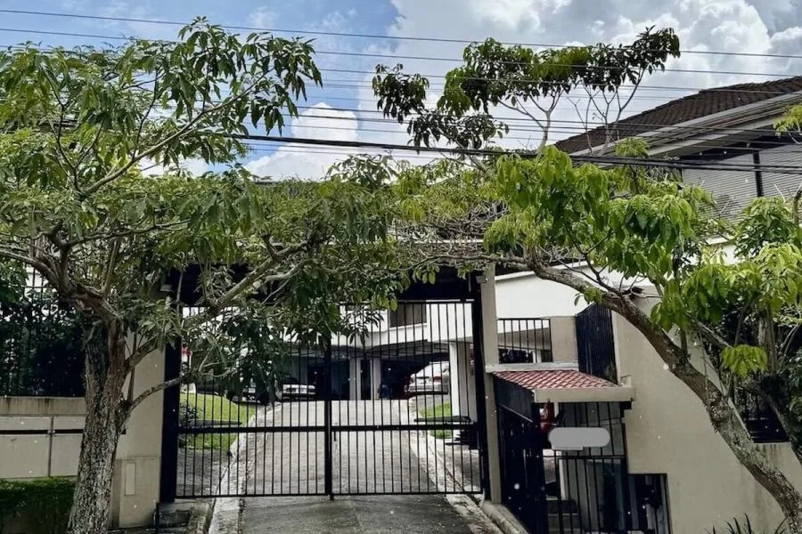 Venta de casa a Remodelar en condominio en Barrio Dent, San Pedro $265.000 #RC1843 - Venta en San José