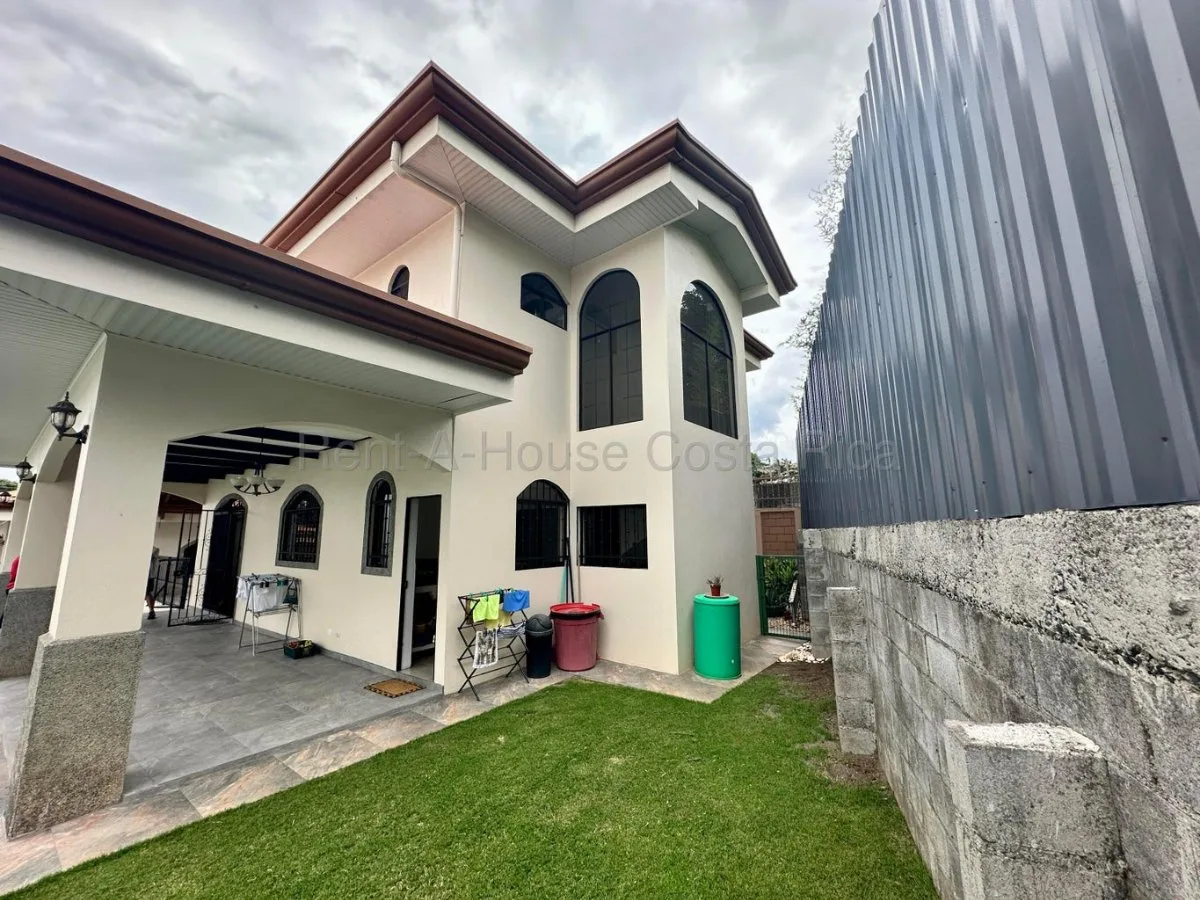 Venta propiedad con 2 casas, amplio terreno y potencial de inversión #26-1800 GS - Venta en Alajuela