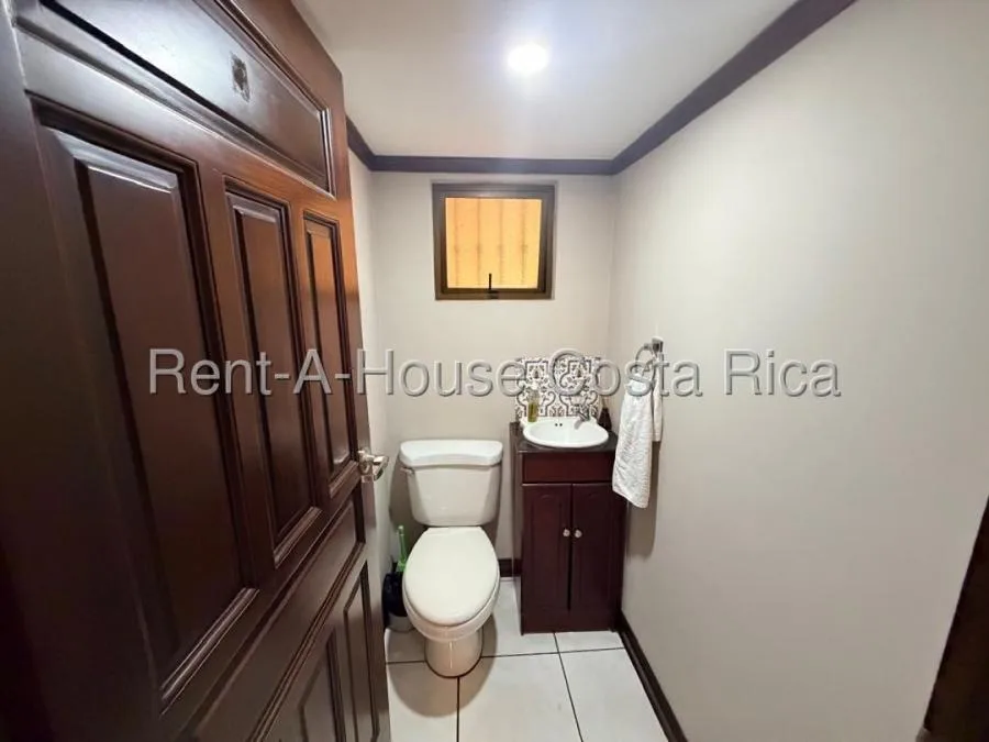 Casa Amplia con Mezzanine y Potencial para Crecer - Venta en Tibás — photo 2