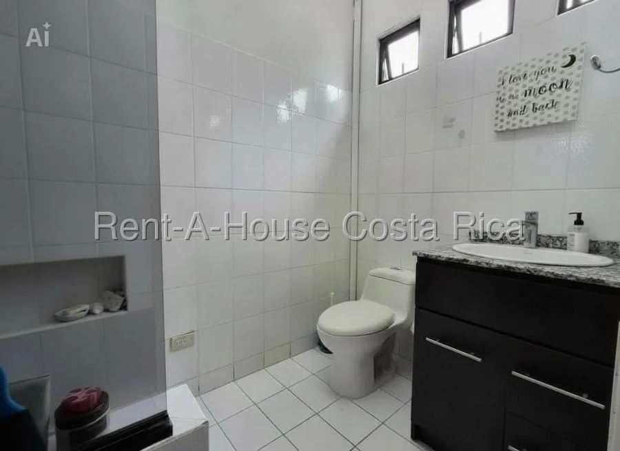 Casa Amplia con Mezzanine y Potencial para Crecer - Venta en Tibás — photo 3
