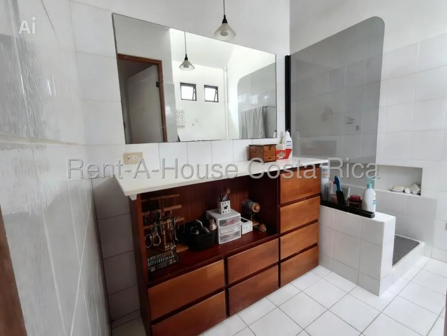 Casa Amplia con Mezzanine y Potencial para Crecer - Venta en Tibás — photo 5