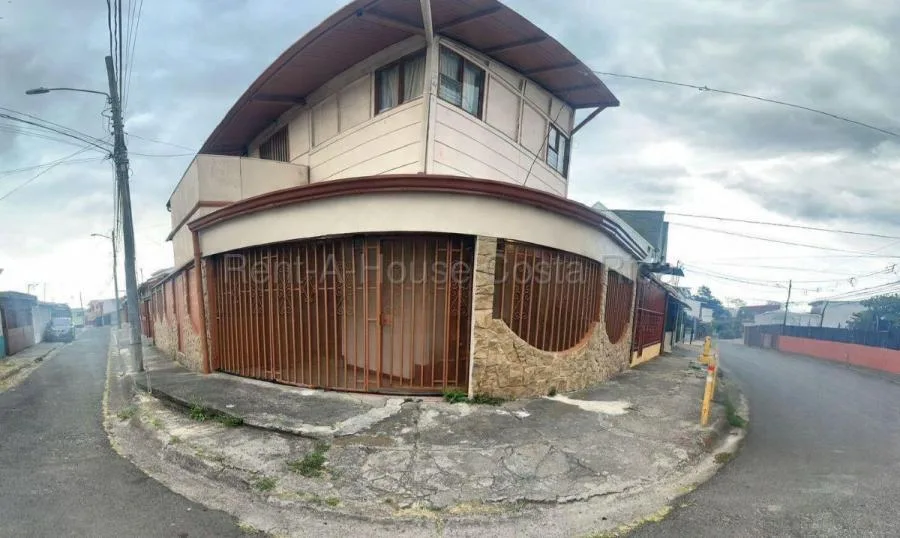 Casa dúplex con ascensor y diseño arquitectónico único #26-1648 GS - Venta en San José