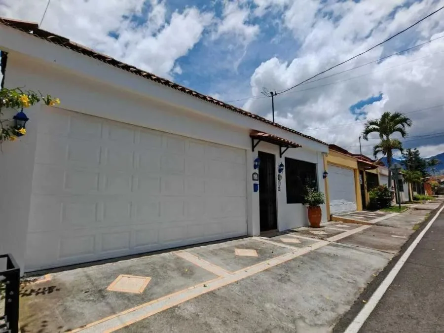 Venta de casa de lujo con apartamento independiente en Los Laureles, Escazu US$ 450,000 #TY6251 - Venta en San José