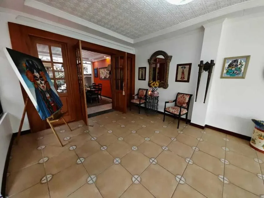 Venta de casa de lujo con apartamento independiente en Los Laureles, Escazu US$ 450,000 #TY6251 - Venta en San José — photo 3